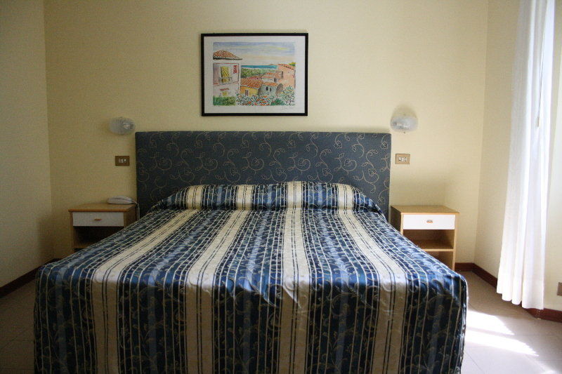 Hotel Bertusi ปอร์เรตตา แตร์เม ภายนอก รูปภาพ