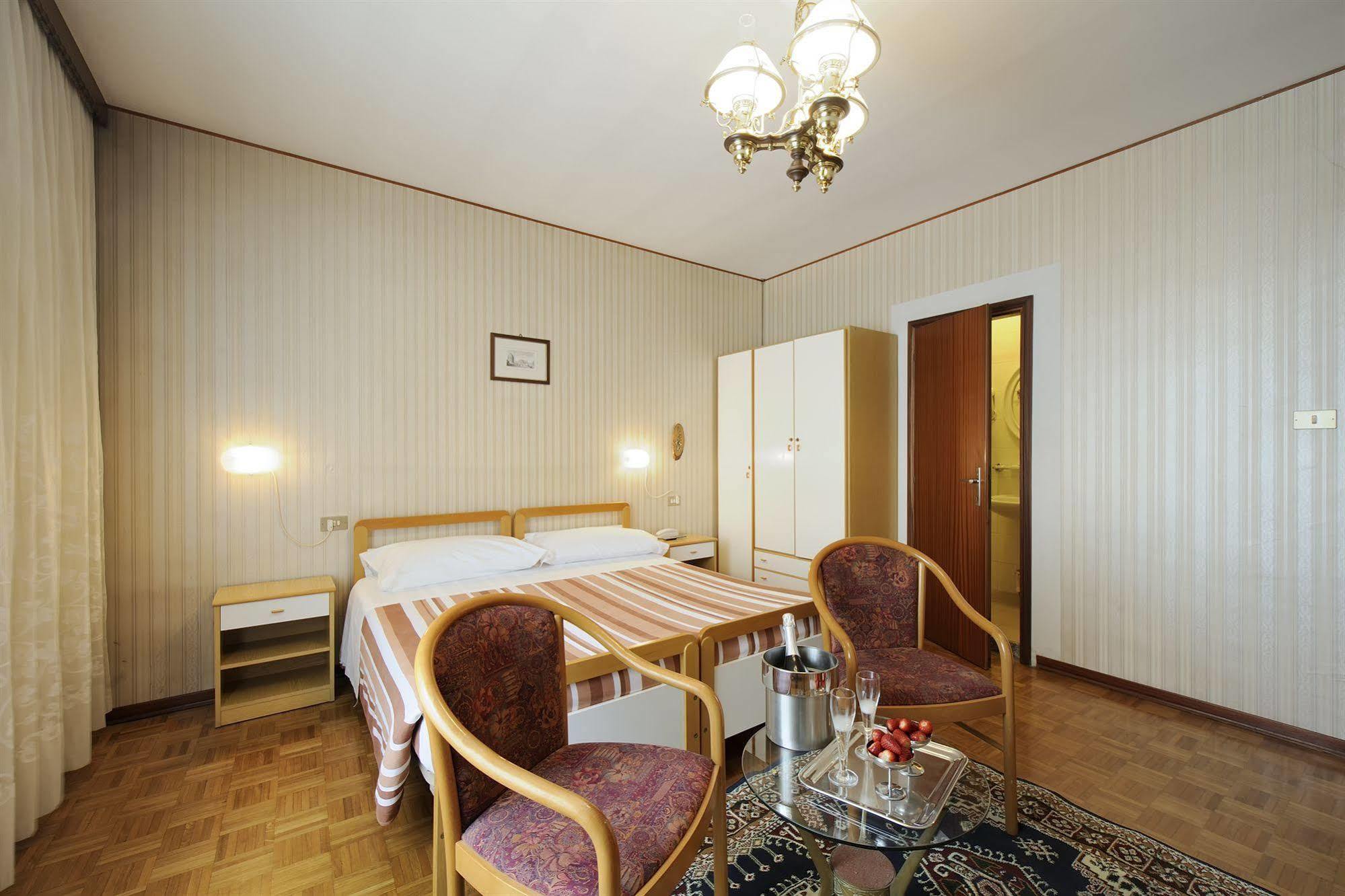 Hotel Bertusi ปอร์เรตตา แตร์เม ภายนอก รูปภาพ
