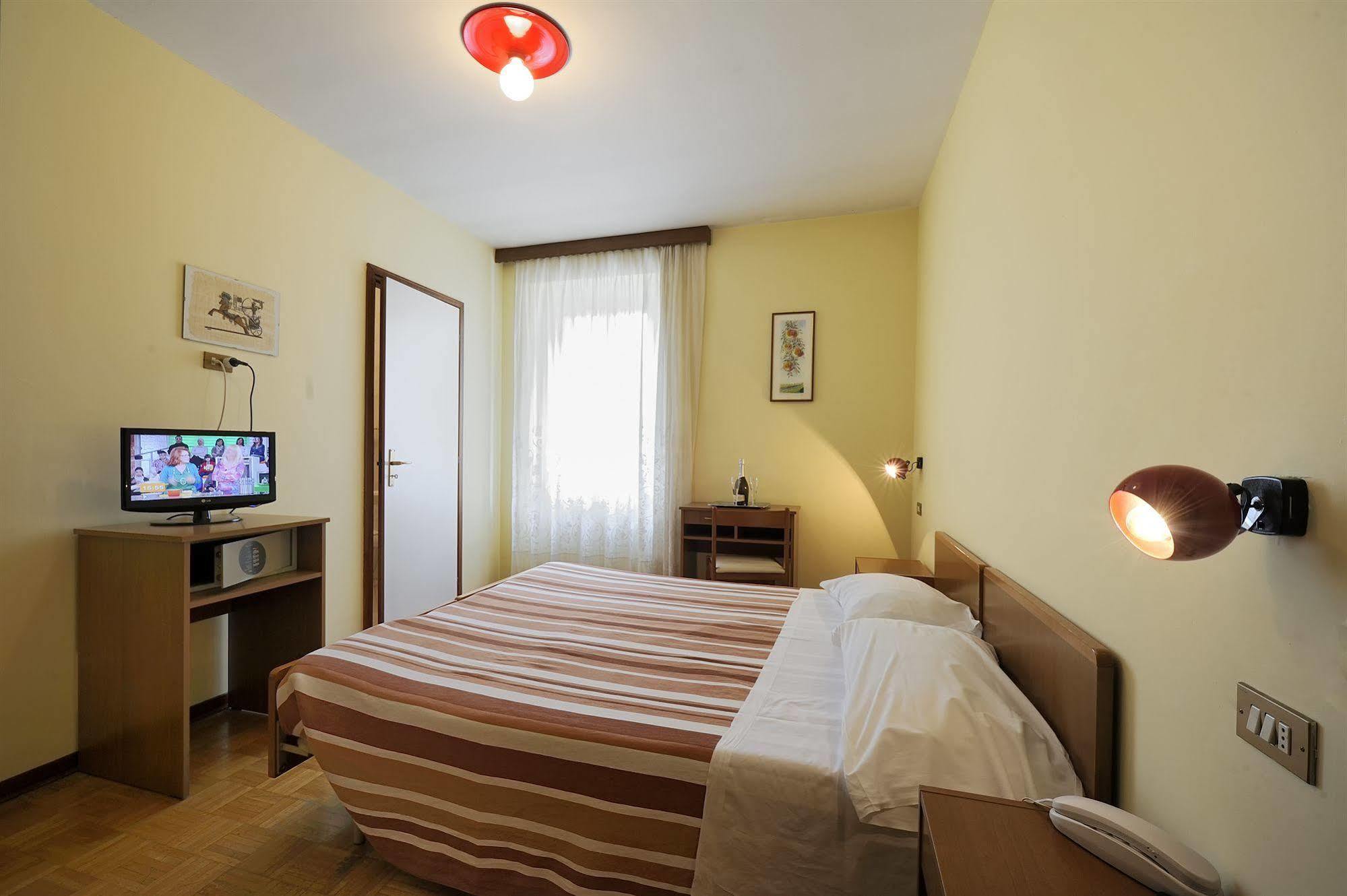 Hotel Bertusi ปอร์เรตตา แตร์เม ภายนอก รูปภาพ
