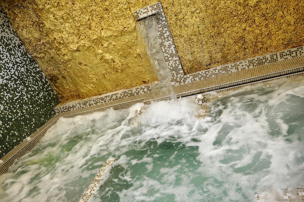 Hotel Bertusi ปอร์เรตตา แตร์เม ภายนอก รูปภาพ